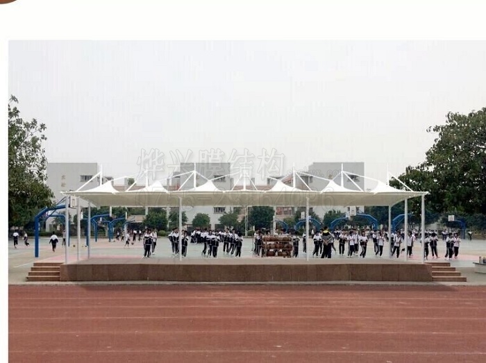 【觀光臺張拉膜設計】學校操場領操舞臺膜結(jié)構(gòu)遮陽棚